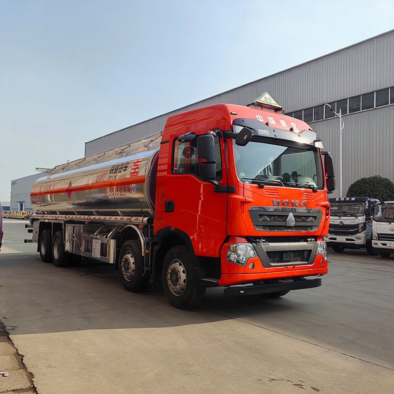 清洗吸污车：城市清洁的守护者